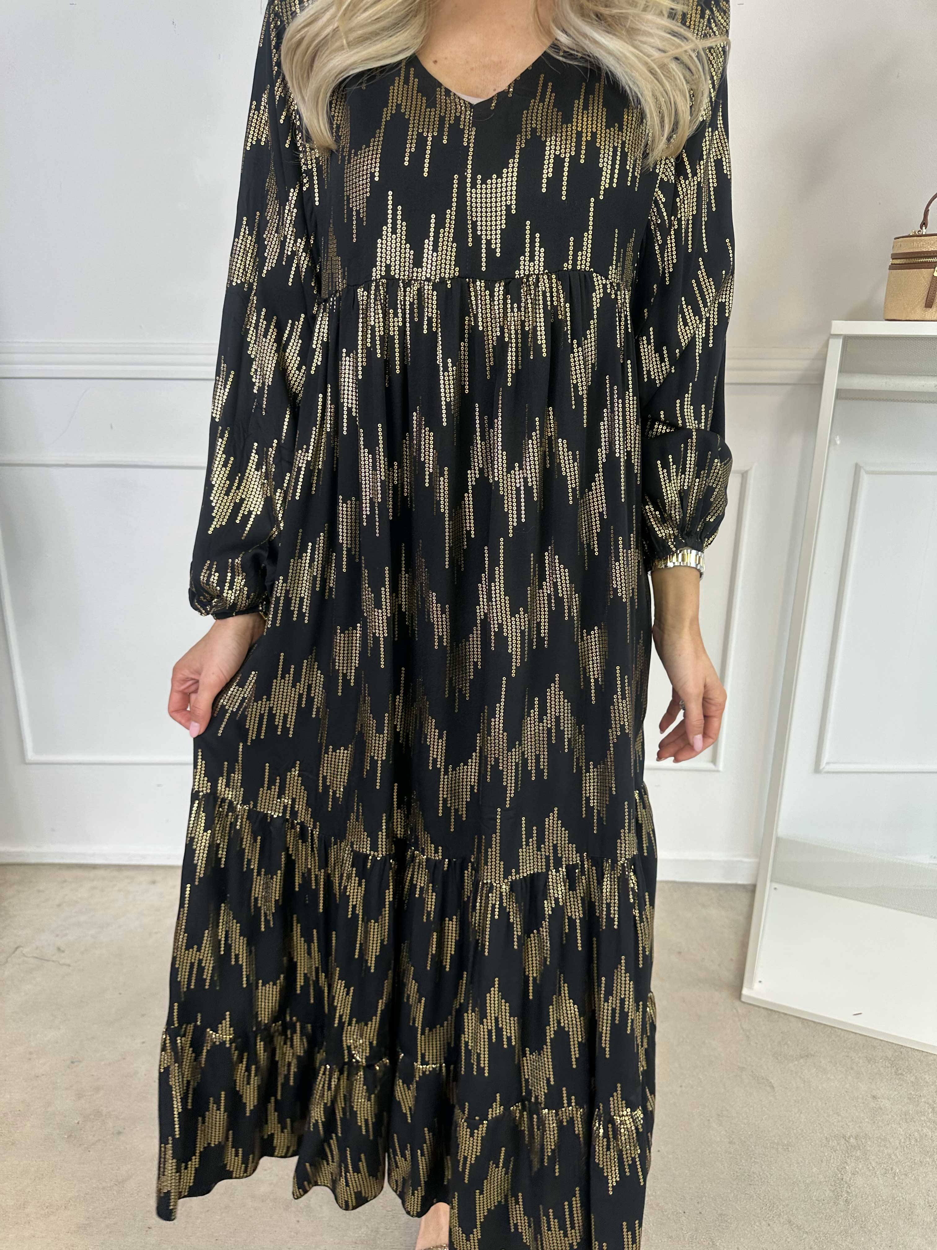 Mona - Lång, lös klänning i viskos med gulddetaljer